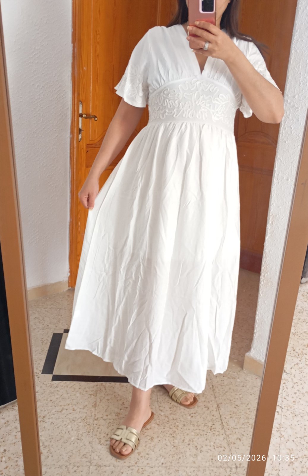 Robe importation taille L/XL 40/42 avec une belle broderie 