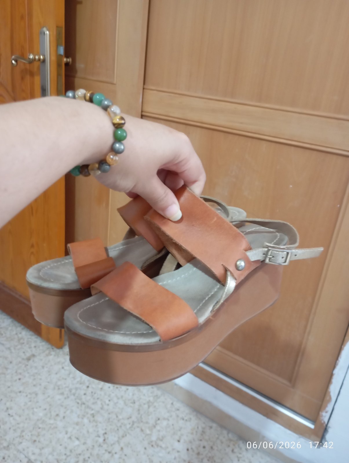 Sandales compensées en cuir camel et doré 