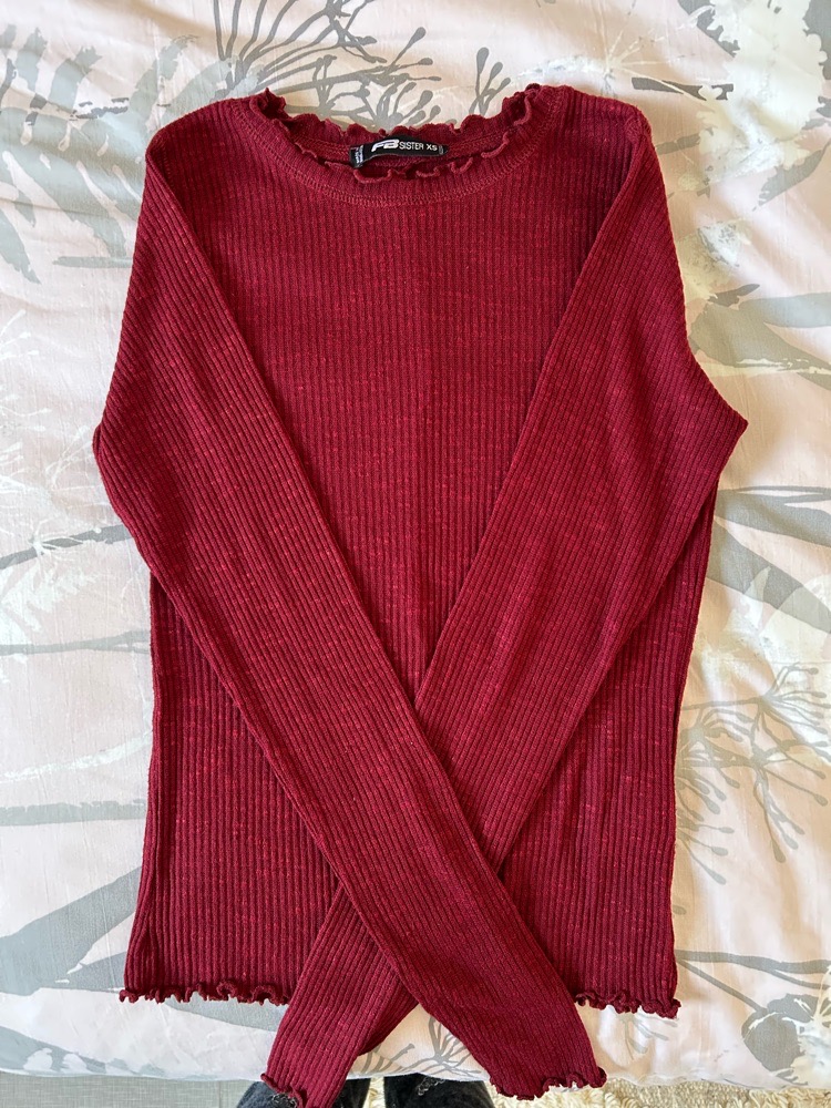 Pull côtelé bordeaux à col volanté 