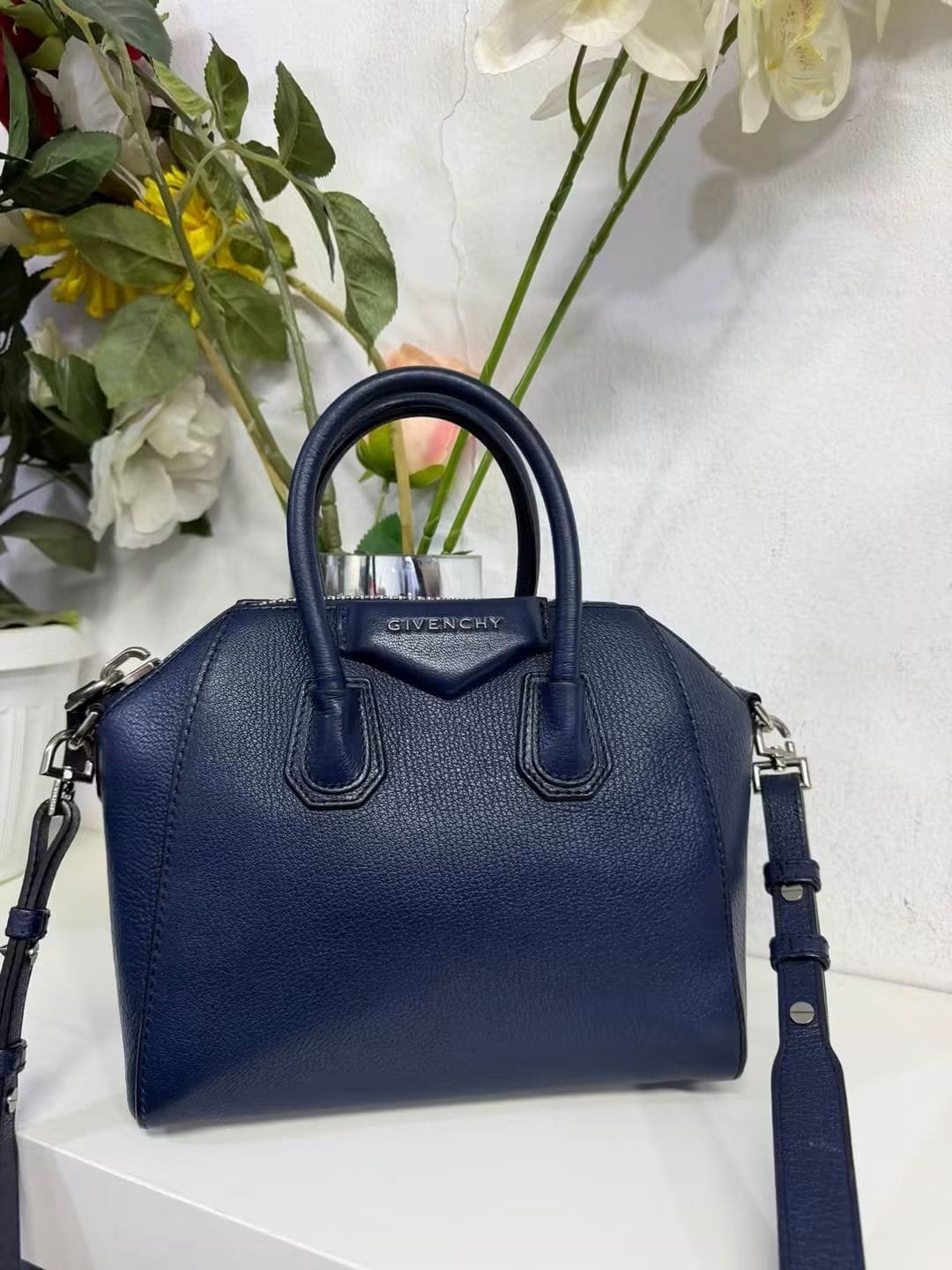 Antigona Givenchy 