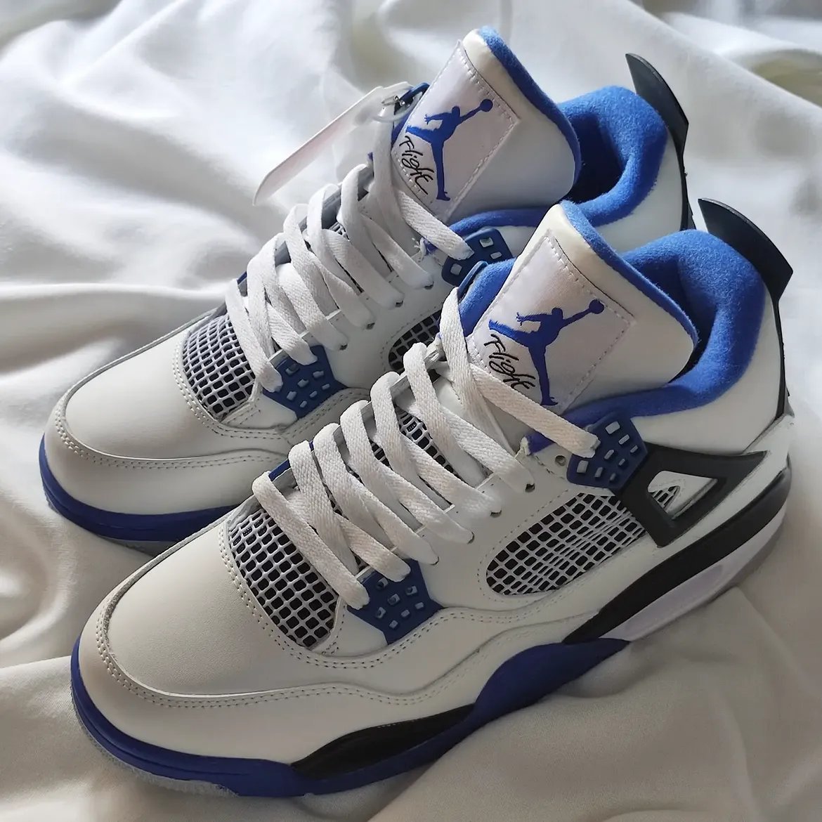 Nike air Jordan 4 retro pointure 40 neuf jamais porté 