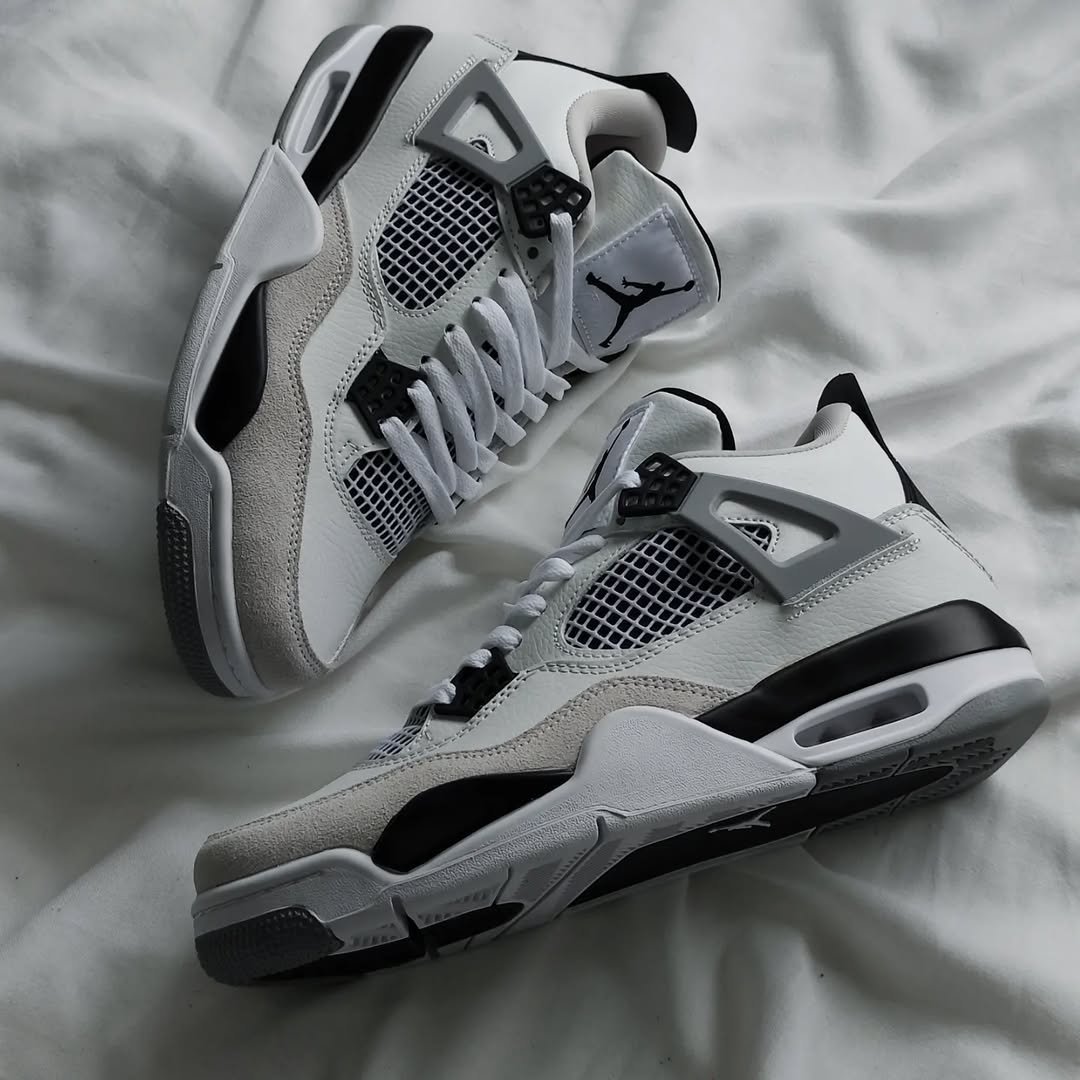 Nike air Jordan 4 retro pointure 40 neuf jamais porté 