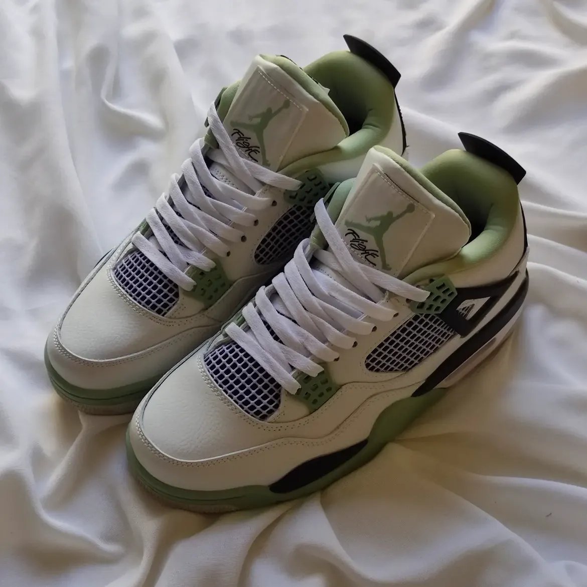 Nike air Jordan 4 retro pointure 39 neuf jamais porté 