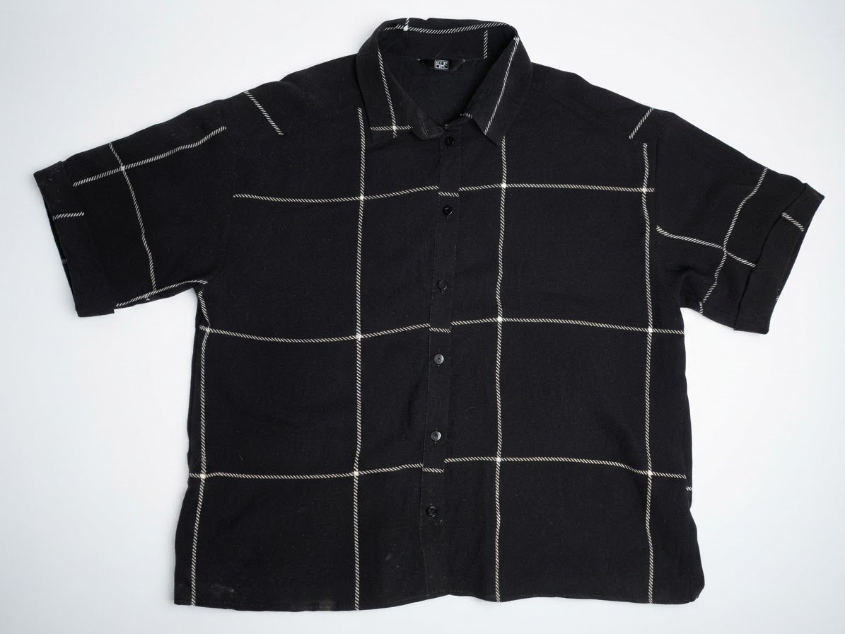 Chemise noire à carreaux blancs