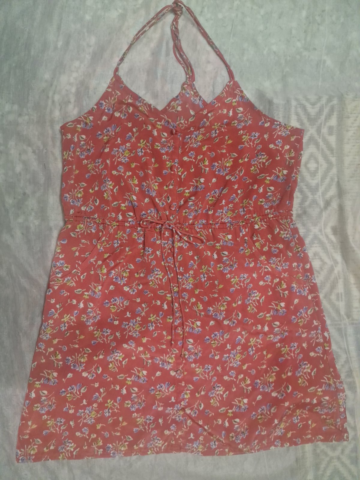Robe fleurie rouge corail à bretelles .