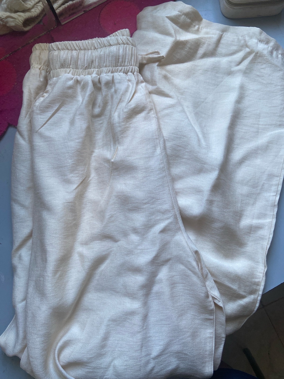 Disponible en beige et noir