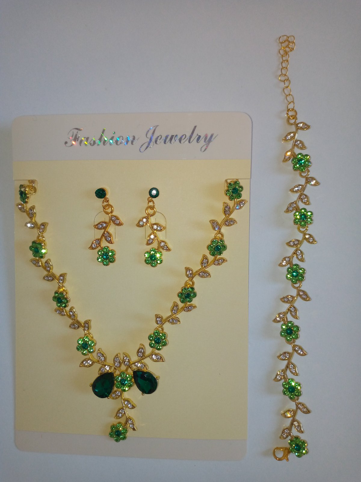Parure collier et boucles d'oreilles et bracelet 