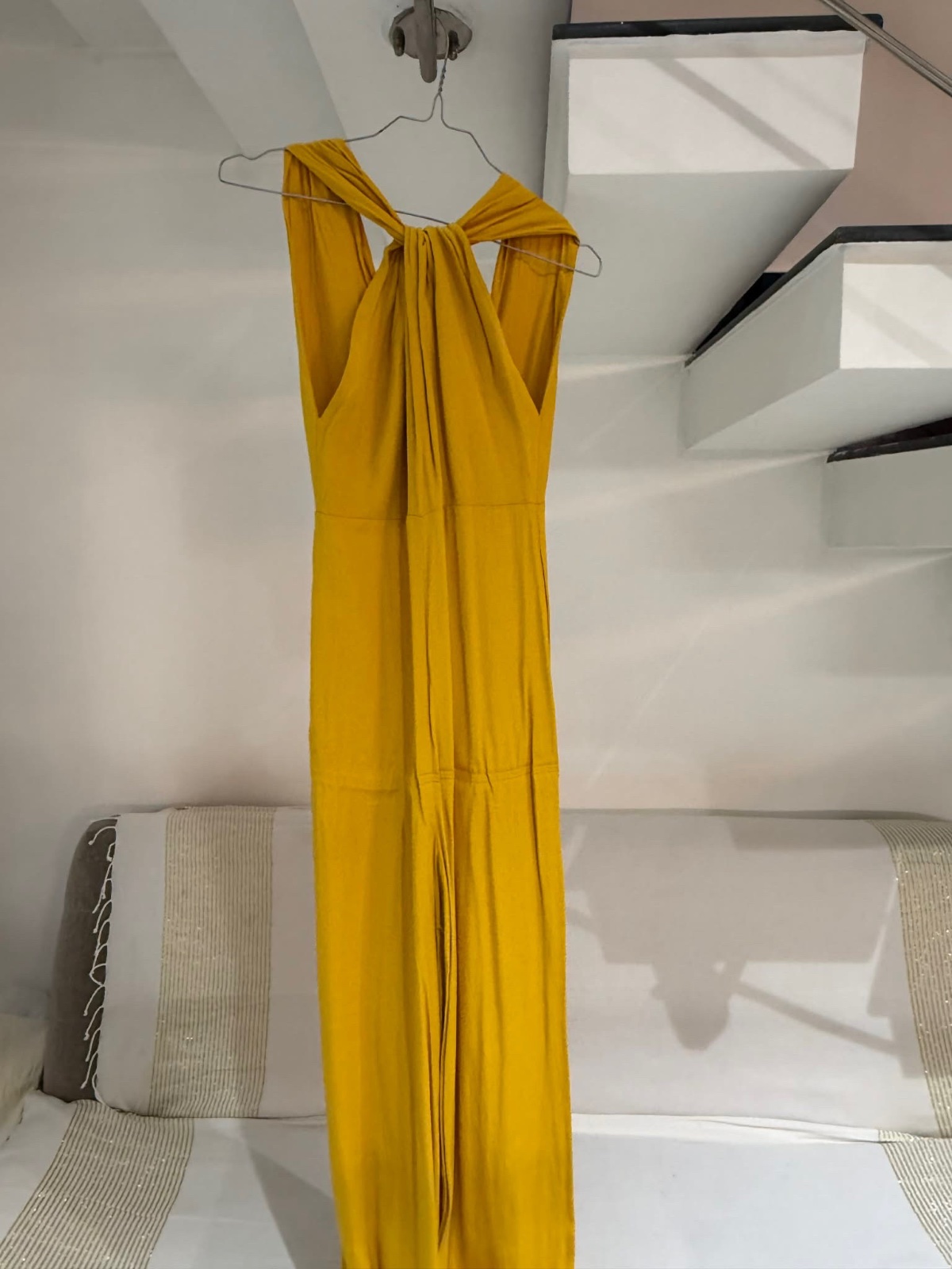 Une combinaison jaune Mango