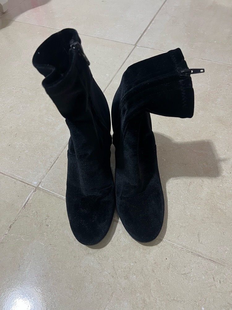 Bouttines noires en daim
