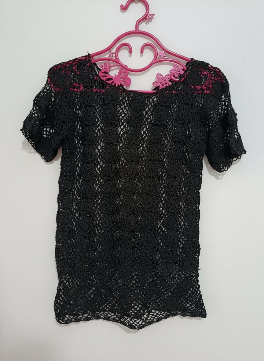 Haut noir ajouré effet crochet / dentelle