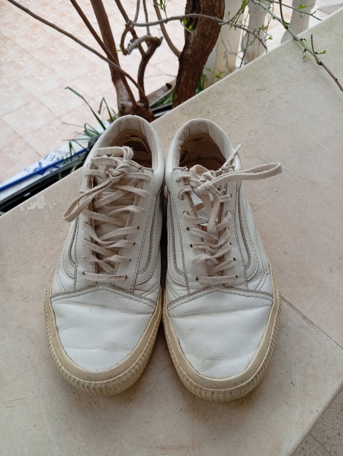 Des chaussures confortables qui ont besoin d'être nettoyées