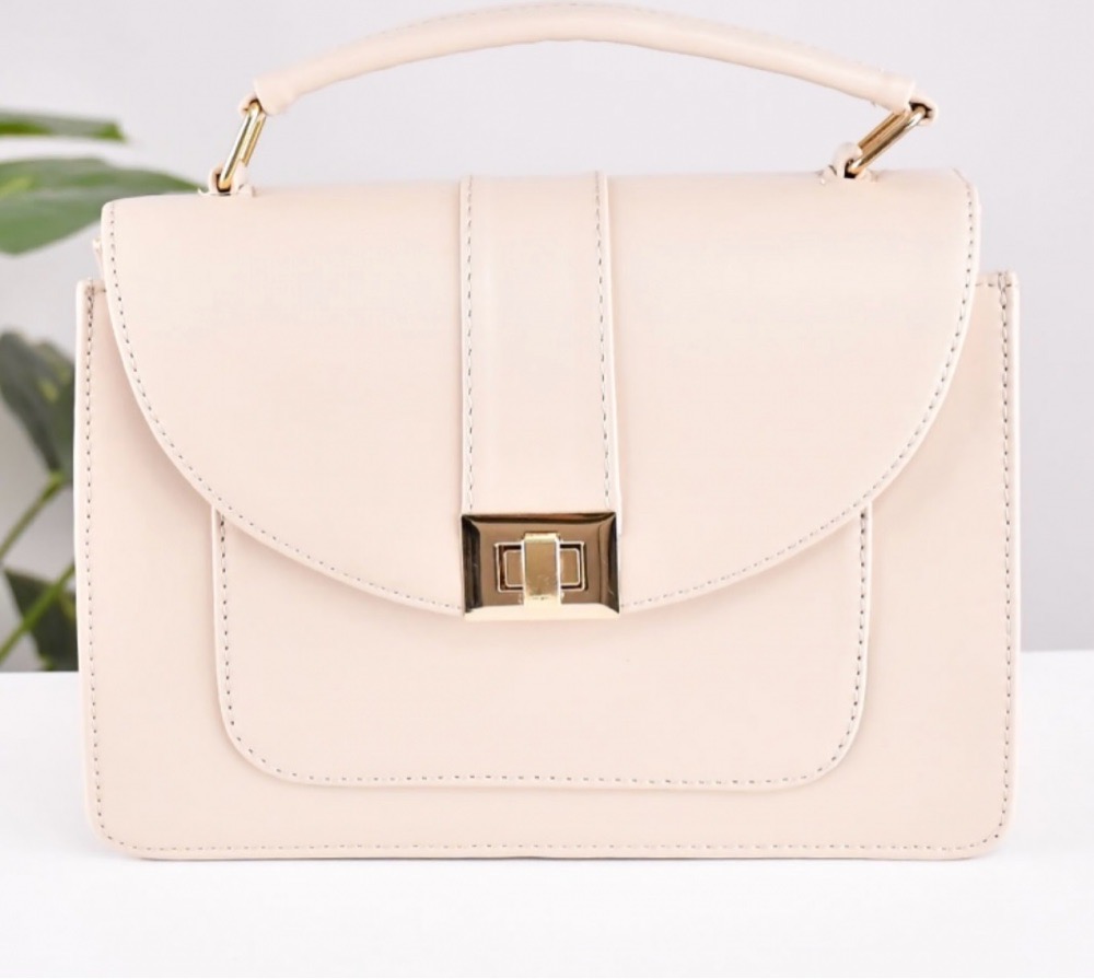Sac à Main en Cuir Avec Fermeture Glissière, se porte à la main par des Anses en Cuir ou sur les épaules par Bandoulière en Cuir Hyper Tendance en ce Moment. Dimensions 23.5x10x17cm 💼