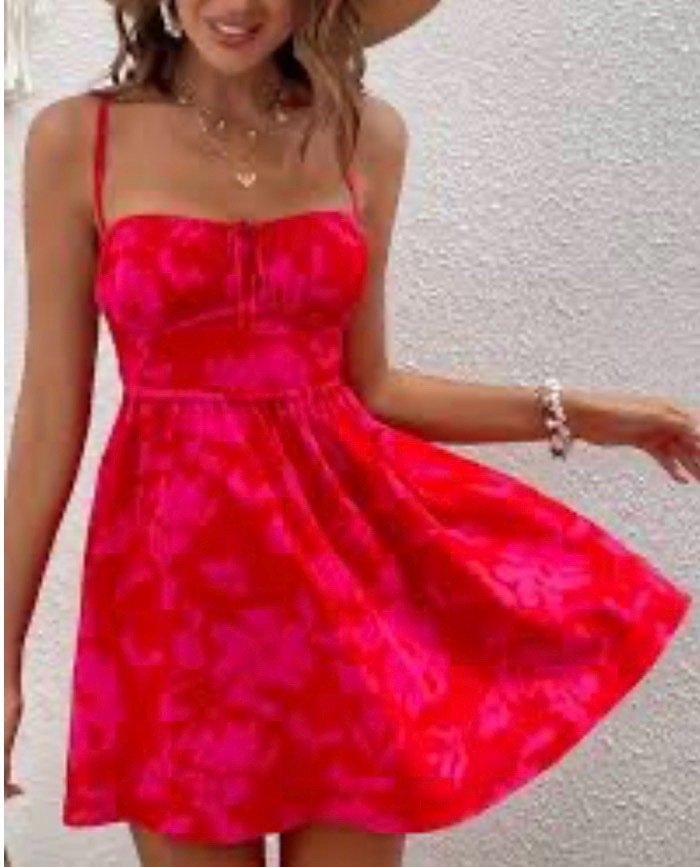 Robe d'été courte rouge et rose à fleurs avec dos nu lacé