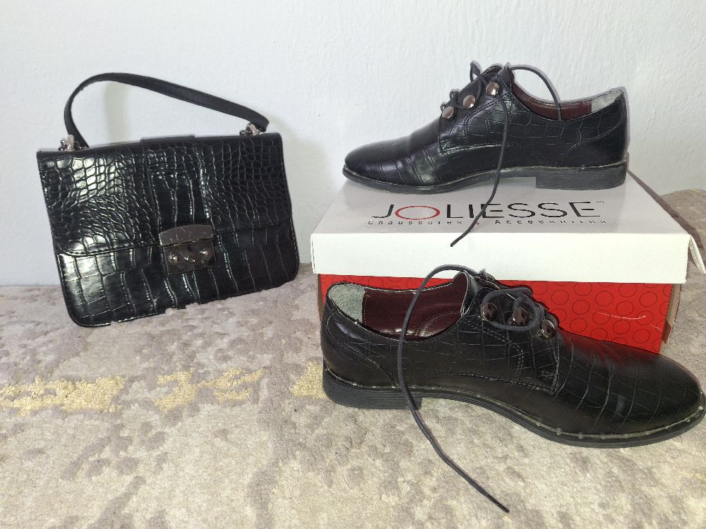 Sac à bandoulière avec ses derbies noires 