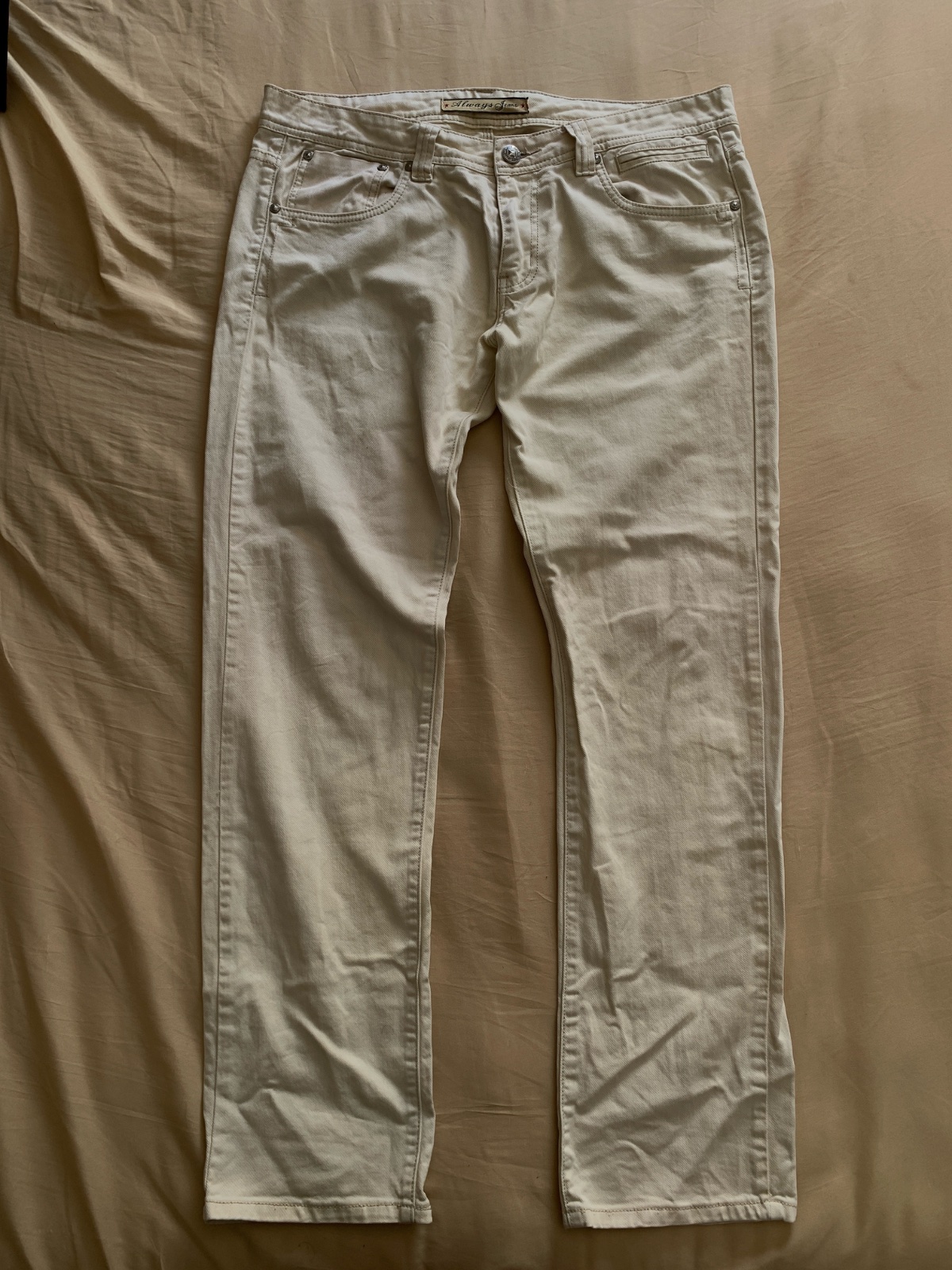 Jean large pour homme blanc sale