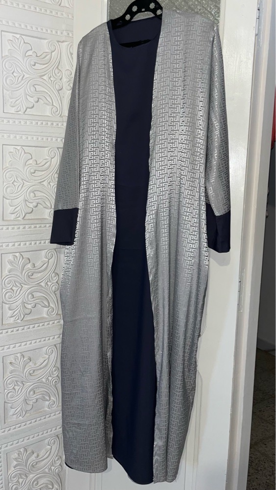 Une robe longue deux pièces ( عباية)