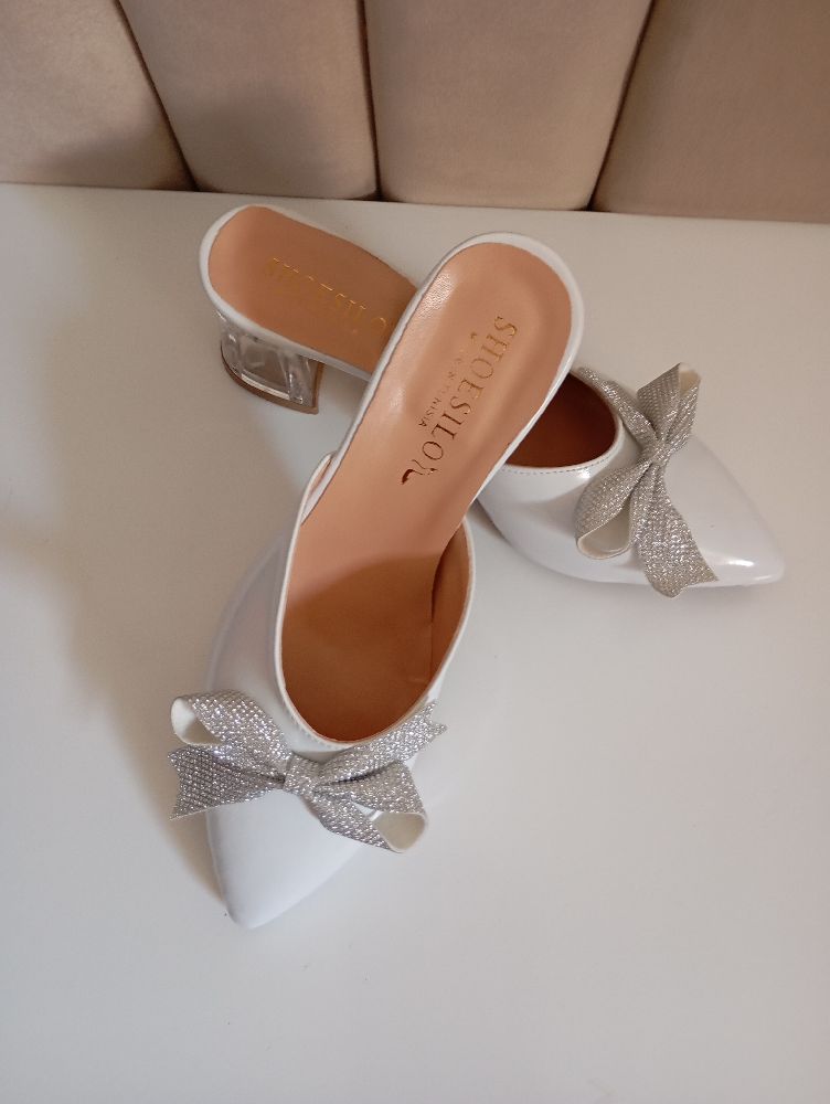 sabot blanc avec papillon 