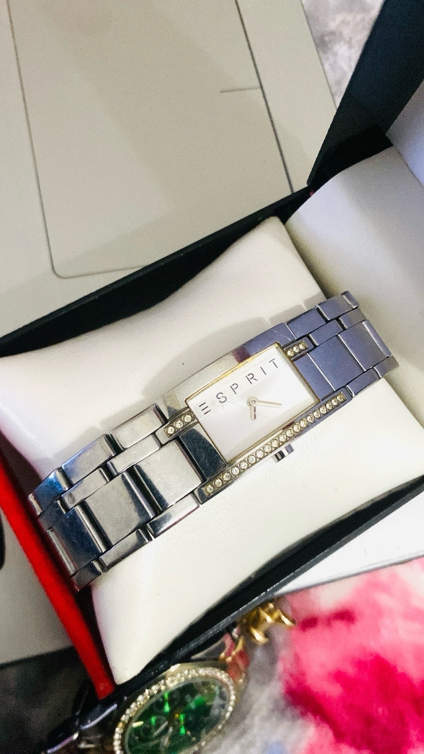 Une montre de la marque esprit :pièce unique