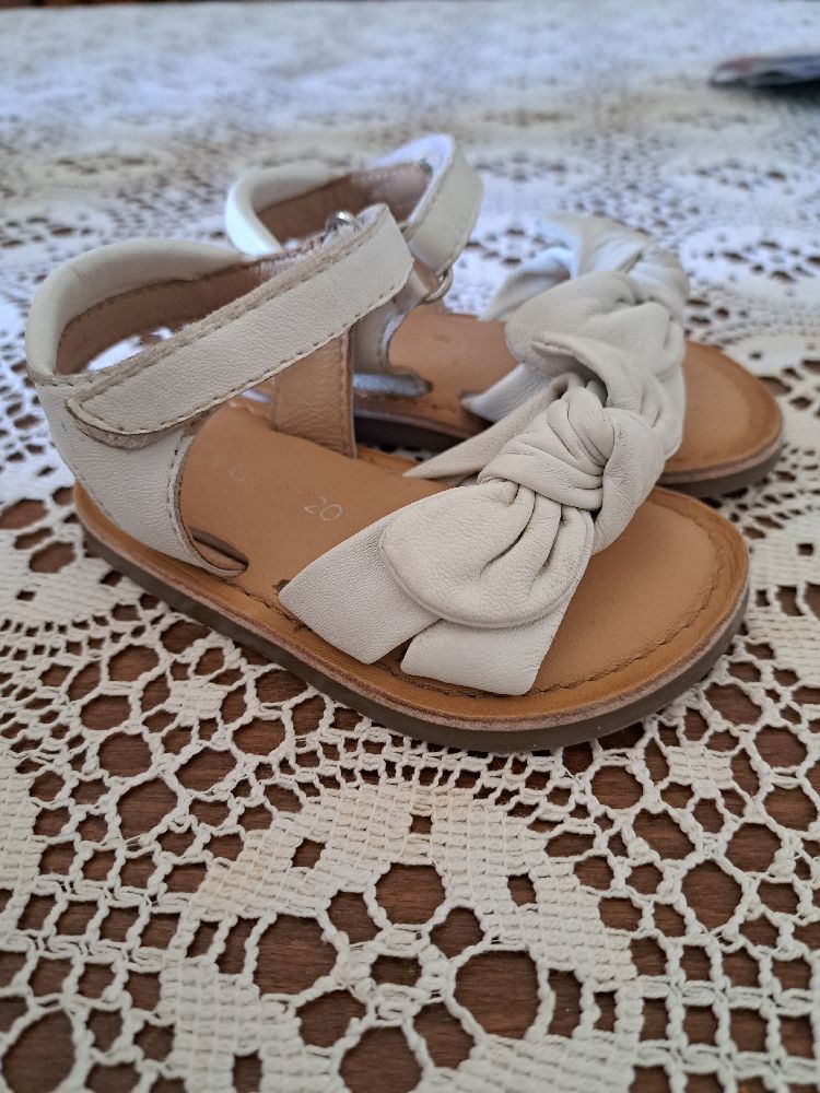 Sandale en cuir blanc pour bébé fille avec noeud