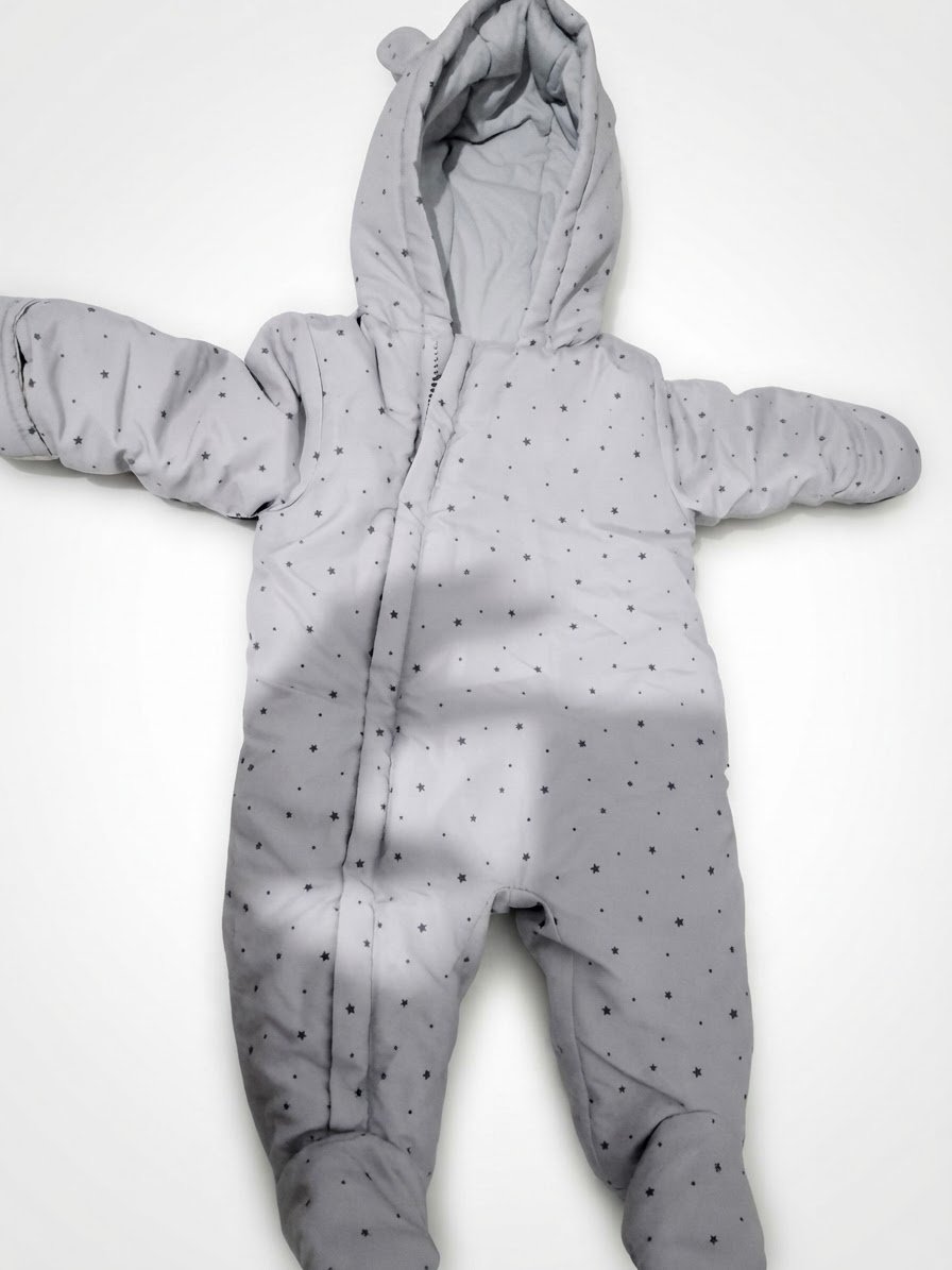 Manteau gris avec des étoiles noirs