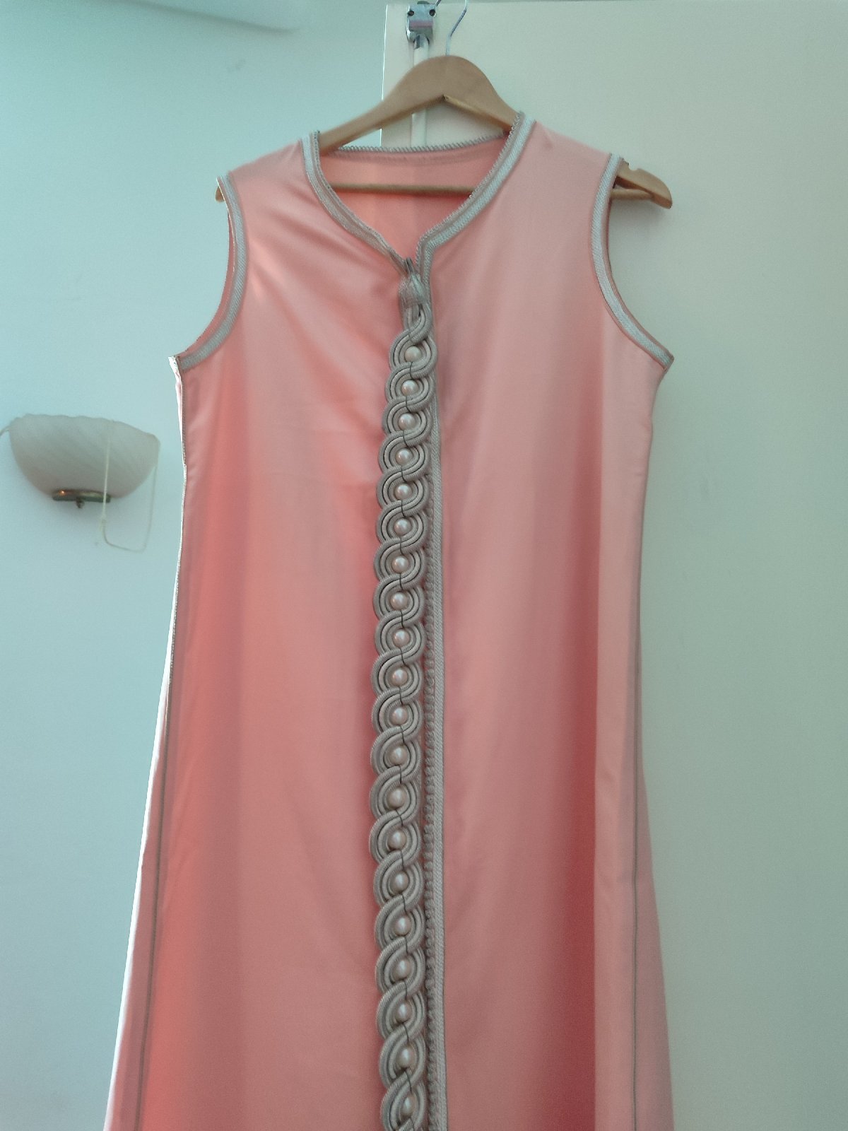 Une robe satiné brodée sans manches