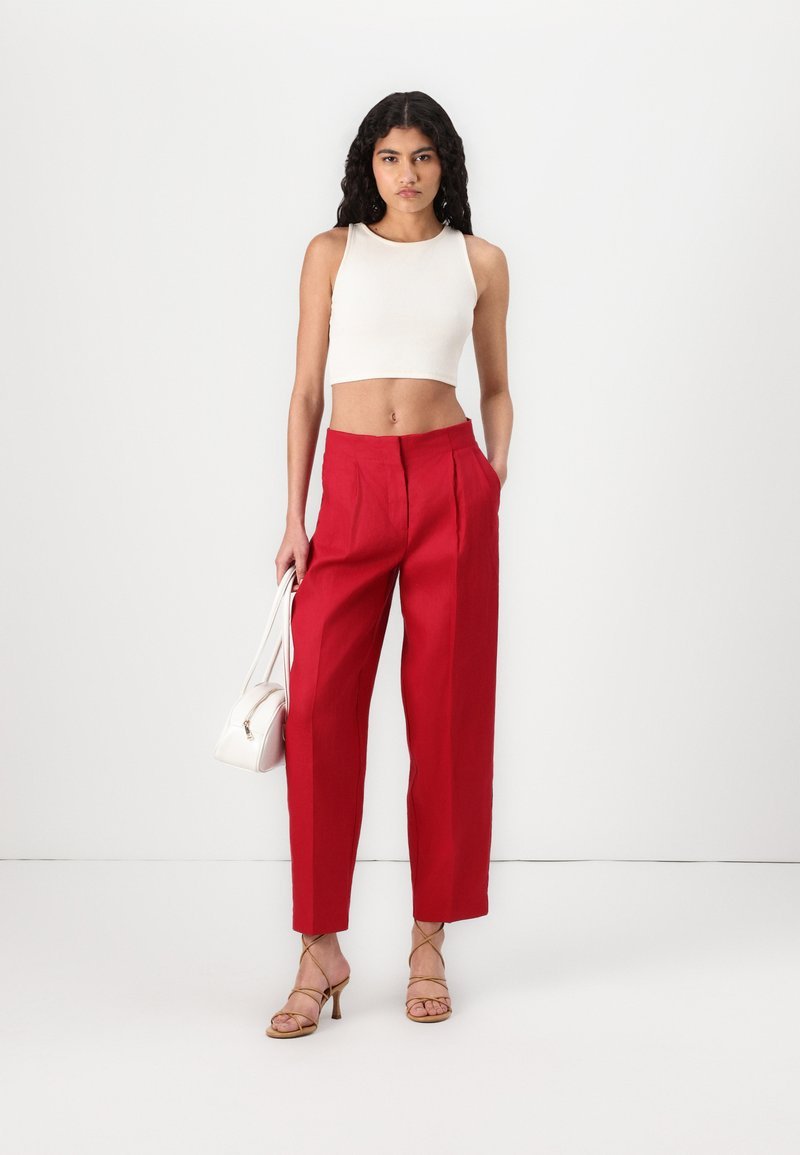 Pantalon Amisu rouge posé modèle Zara 