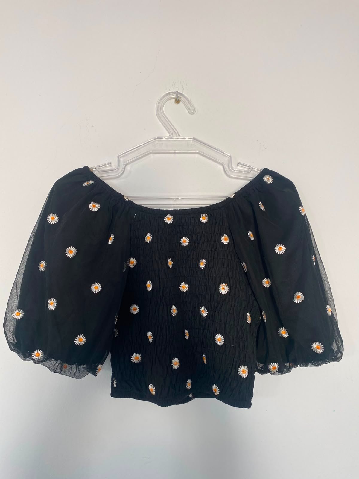 Haut noir manches bouffantes tombante 