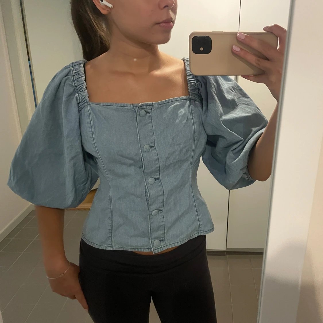 Haut H&M boutonné avec manches bouffantes 