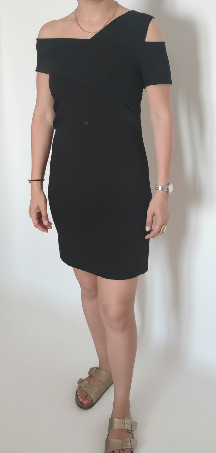 Robe noire ajustée asymétrique – Chic & Tendance (38/40)