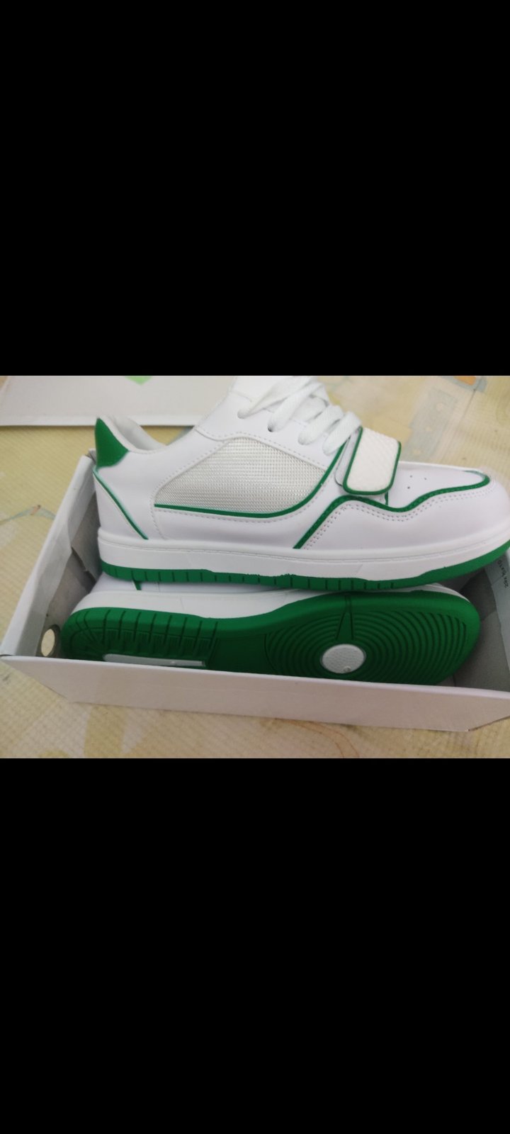 Une paire de baskets Barefoot Arise de couleur blanc et vert