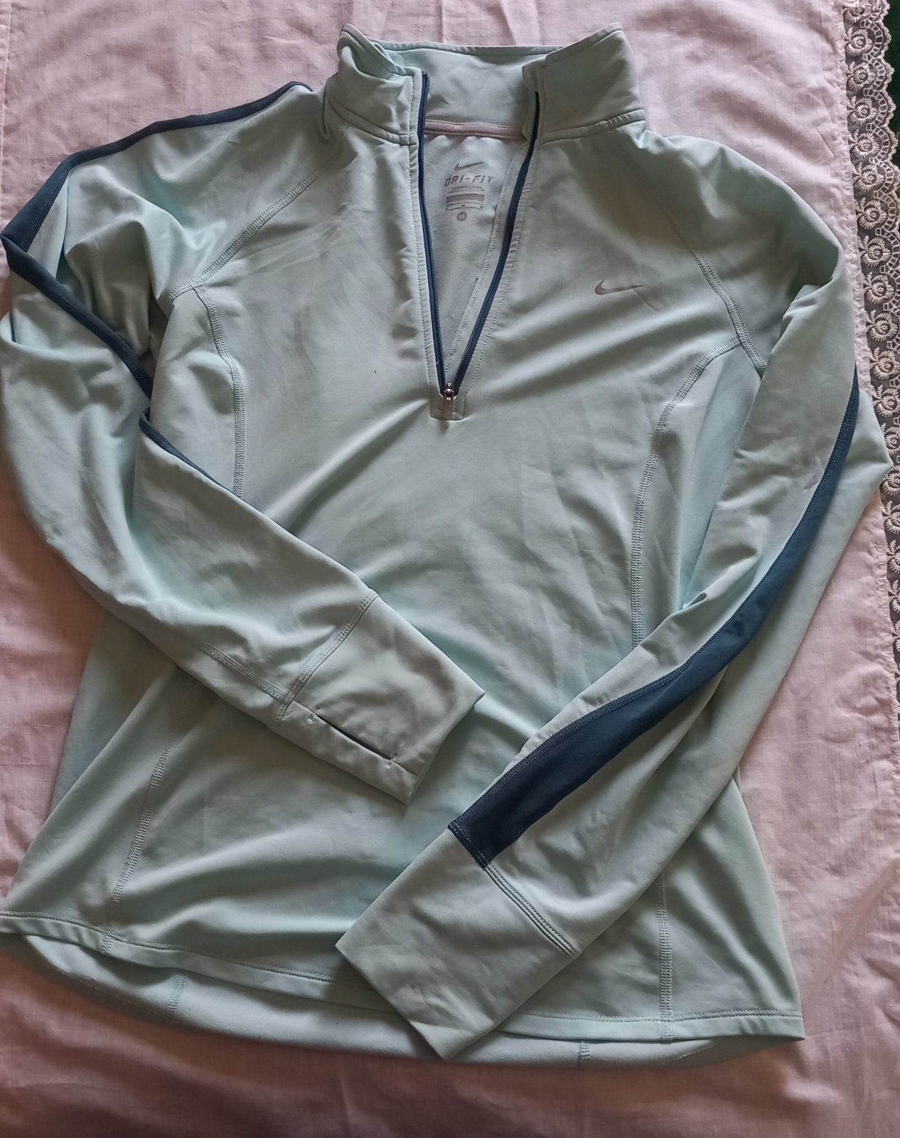 Pull de sport Nike Dri-FIT vert sauge – manches longues