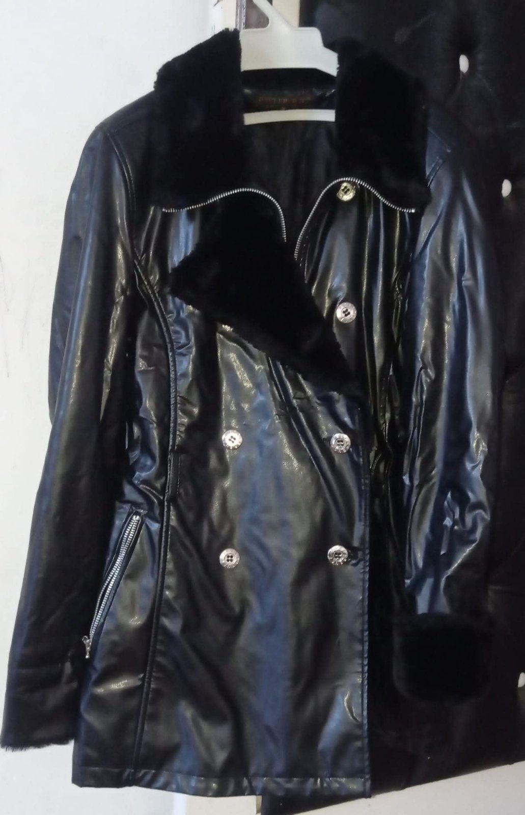 Veste semi cuir noir avec fourrure 