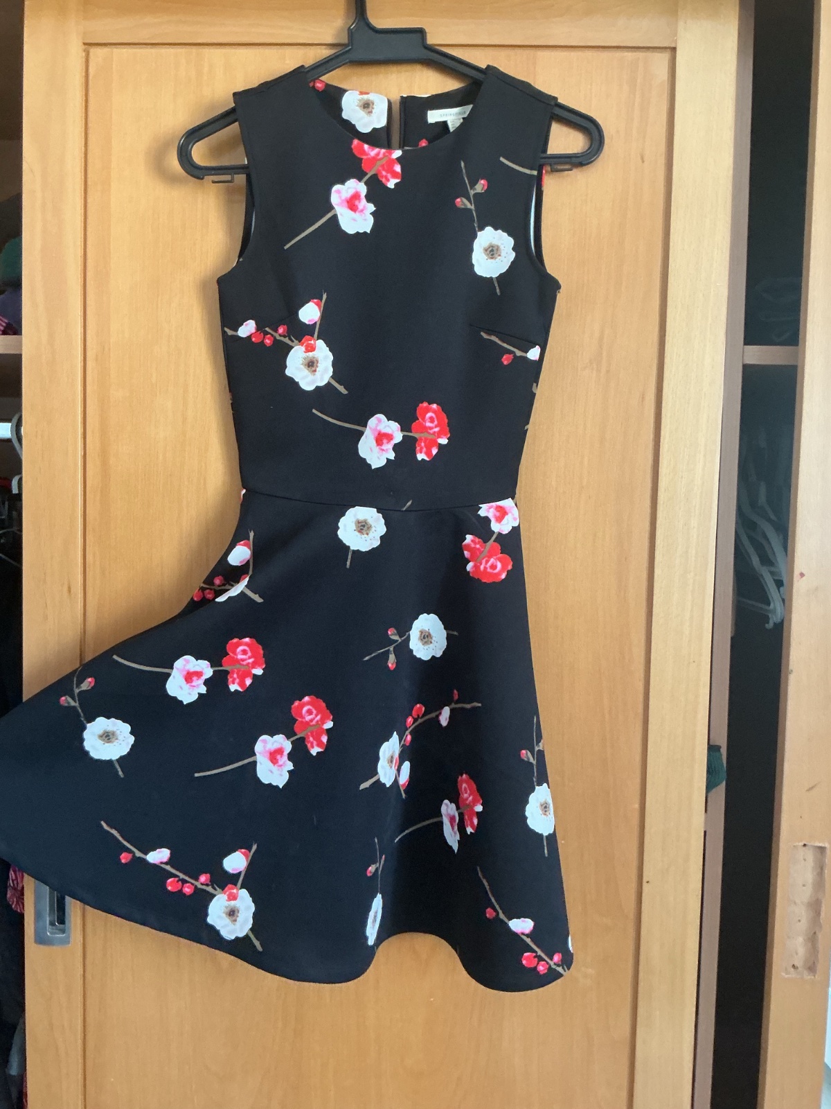 Robe noir avec motif fleuris 