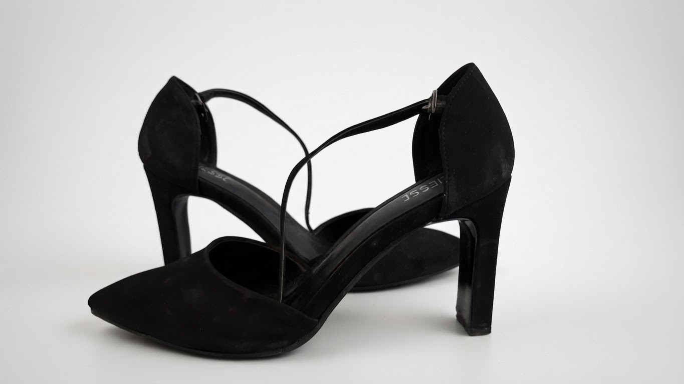 Talon noir pointue 
