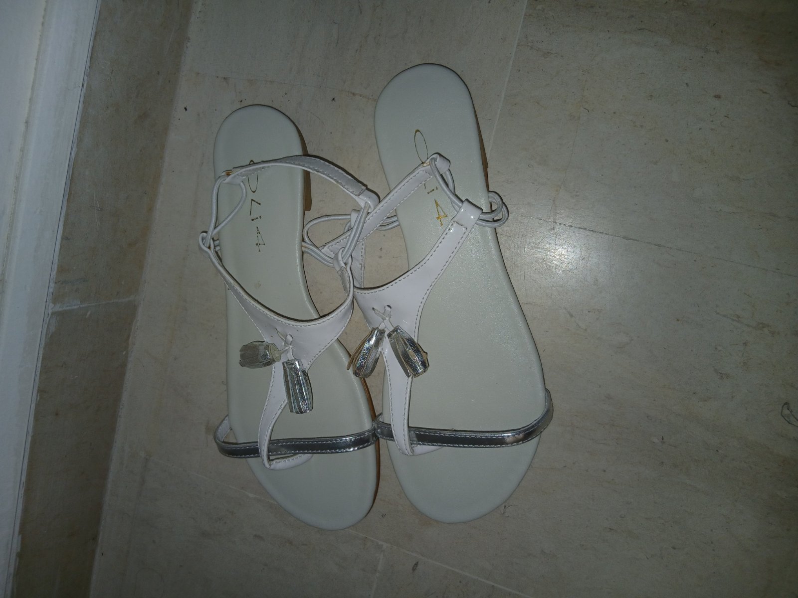 Sandales blanc vrai cuir en excellent état 