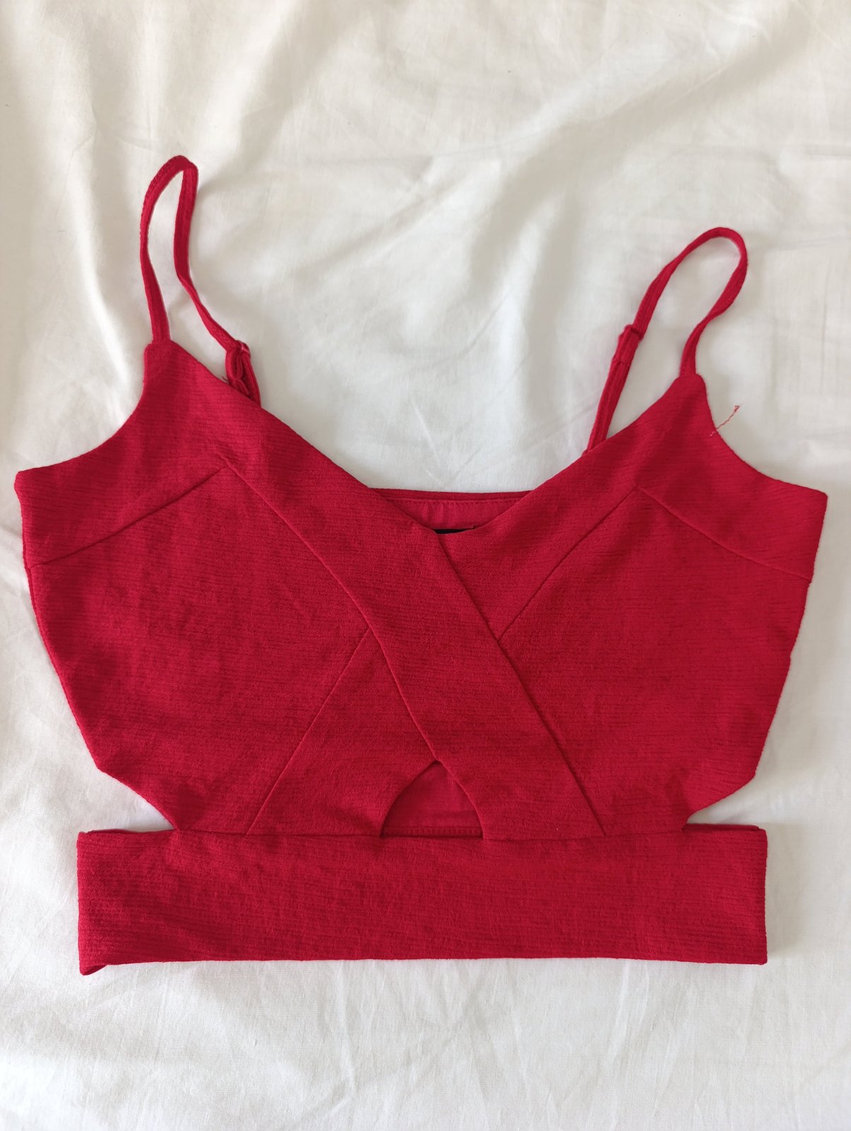 Crop Top Rouge Croisé à Découpes (Cut-Out) – Glam & Tendance