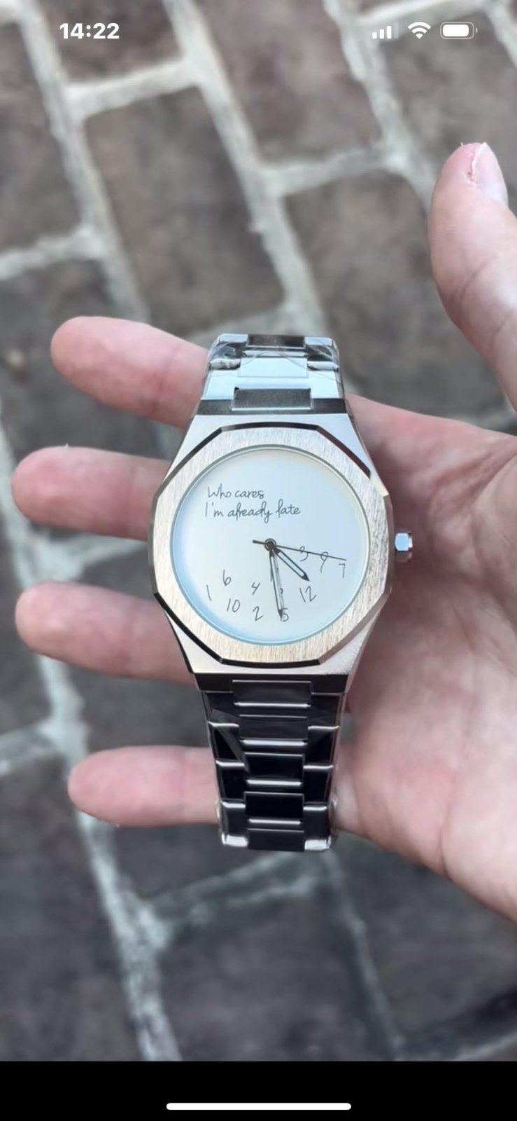 Montre neuve élégante 