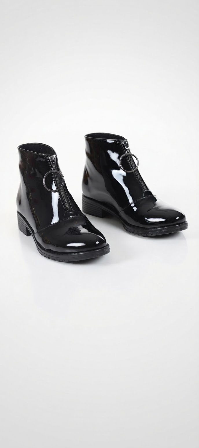 Ces bottines à talons en simili cuir verni noir possèdent une fermeture éclair centrale sur le devant avec un anneau métallique argenté, intérieur polaire fine, importer de France 