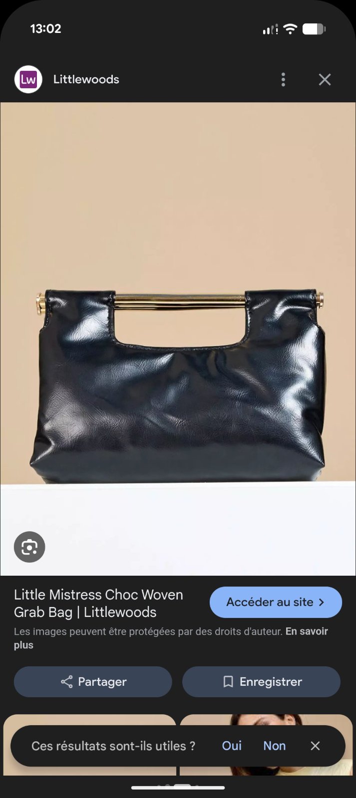 Ce sac à main noir à l'aspect cuir brillant avec une anse métallique rétractable est un modèle de la marque italienne Kuvè. Vinted UK , dimensions L39/H20cm
