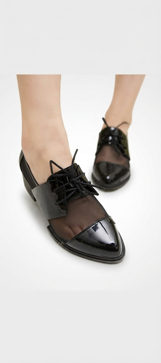 Contraste entre le bout verni brillant et les empiècements en tulle transparent, pointure 37 petite 38         