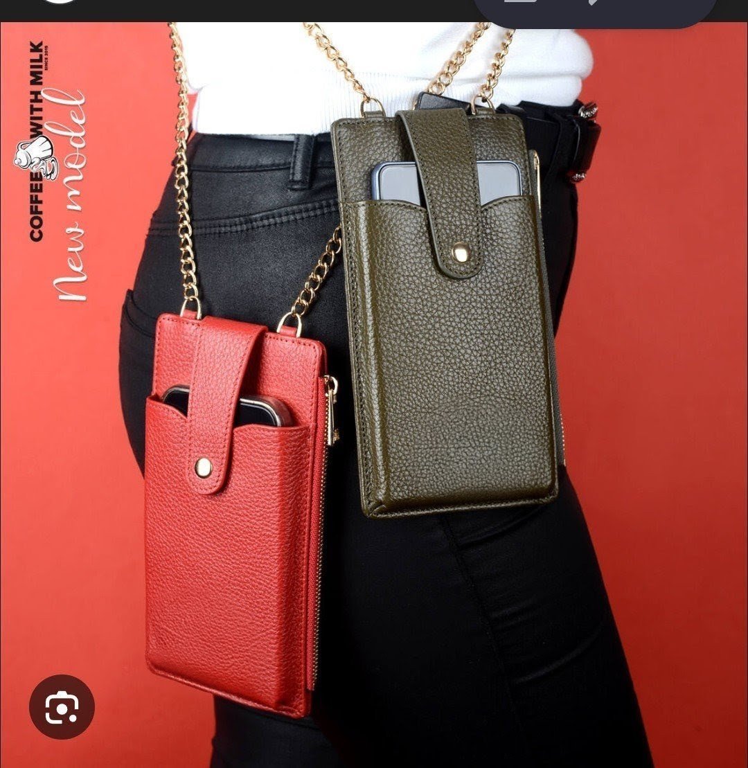 Portefeuille bandoulière en chaine pour téléphone en cuir grainé comprend une poche zippée verticale pour monnaie et arriere équipé de 5 fentes extérieur pour cartes bancaires de la marque GRANDE