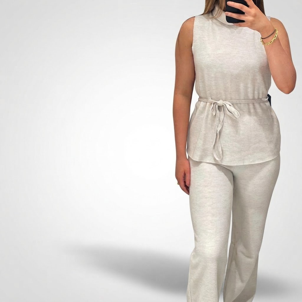 Ensemble pantalon et tunique sans manches avec ceinture à nouer.