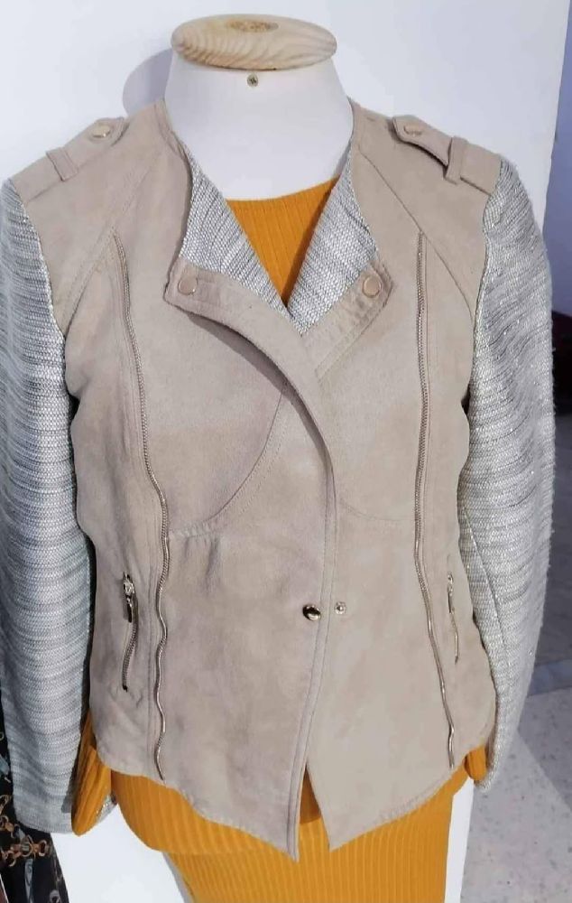 Veste juste à la taille taille 38 très originale 