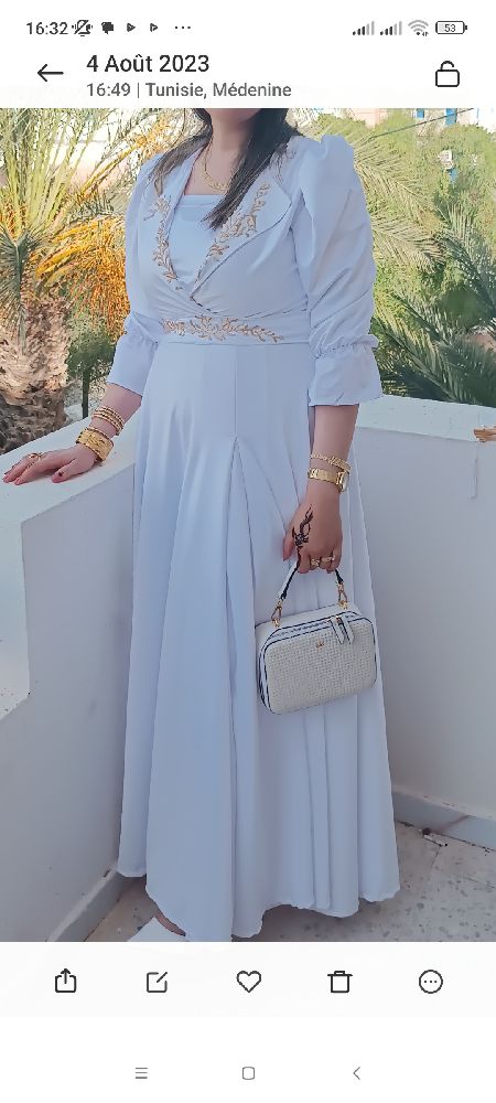Robe blanche avec broderie doré