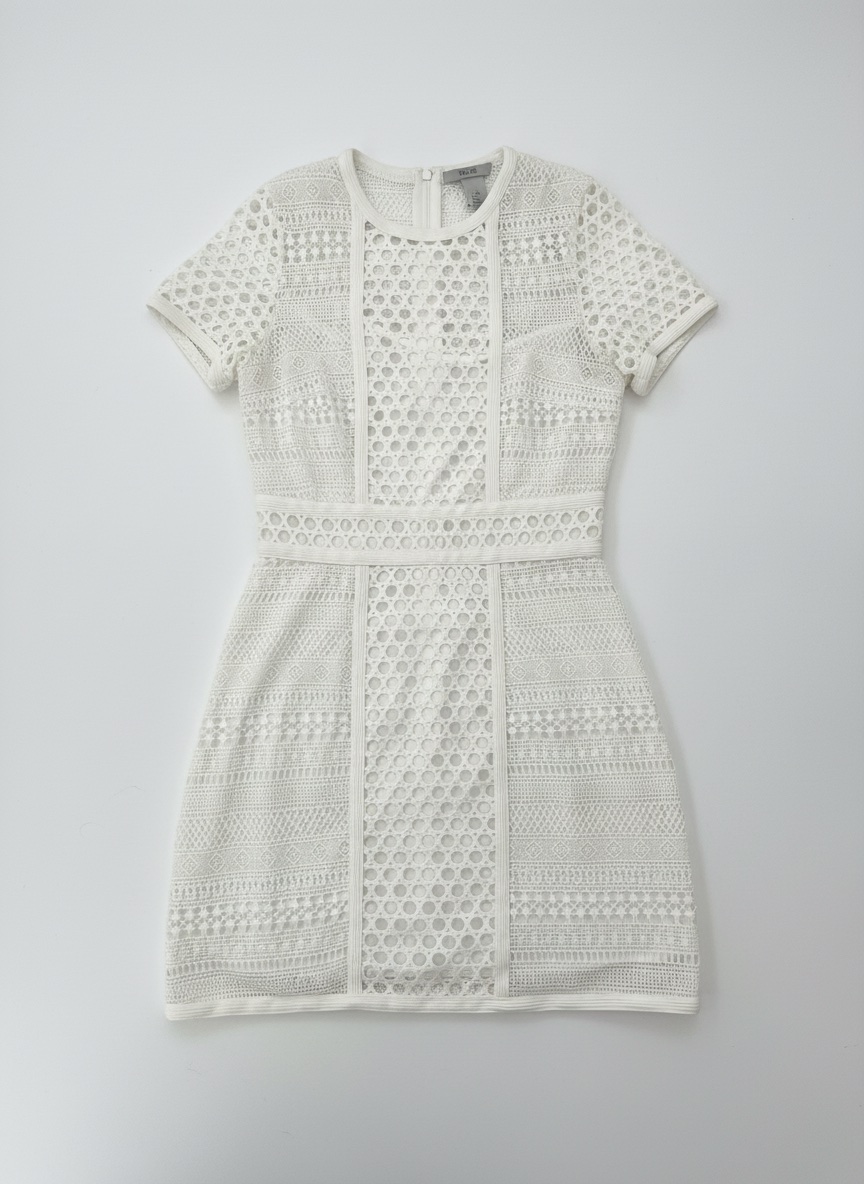 Robe courte en dentelle guipure, col rond, manches courtes, avec une doublure intégrée.