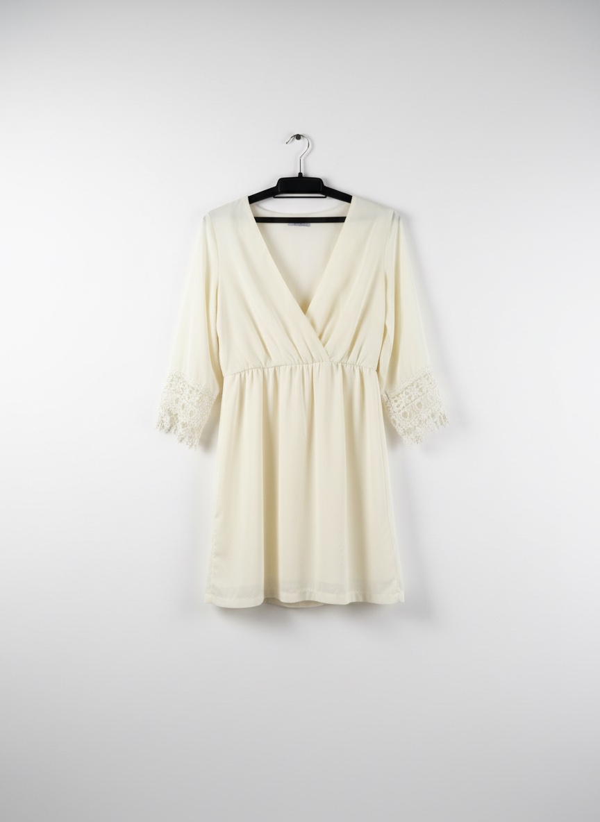 Robe courte fluide crème/écru – Détails dentelle guipure
