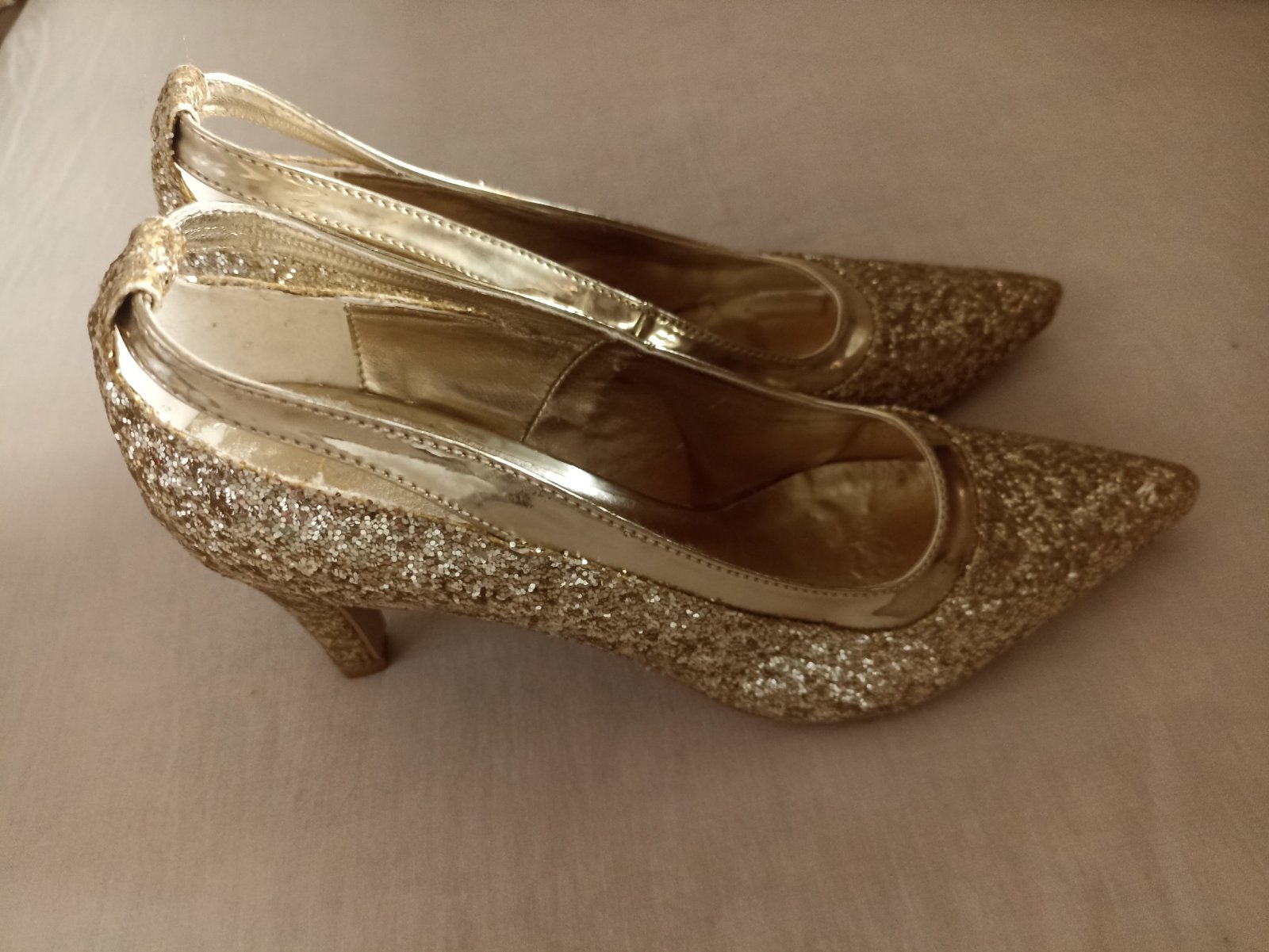 Chaussure doré portée une seule fois 
