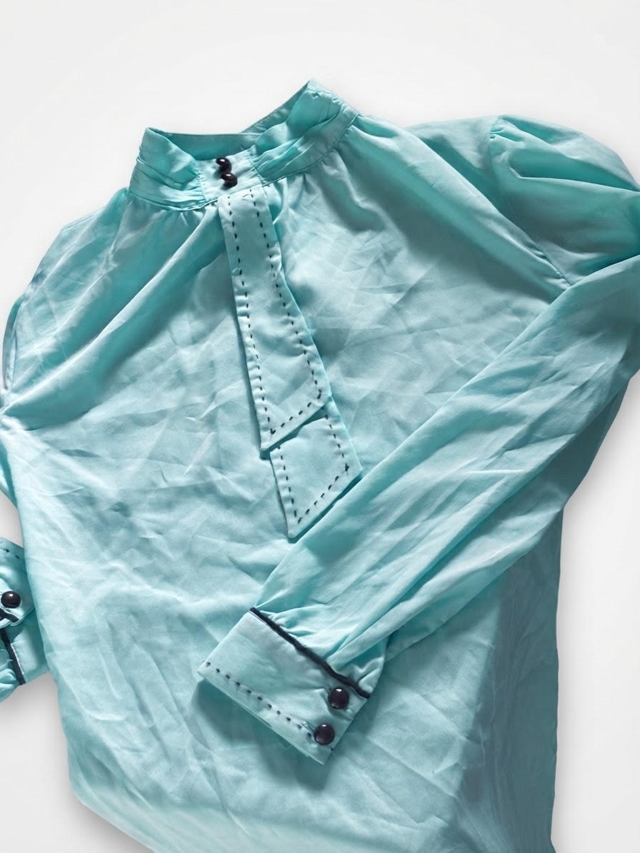 Chemise classe avec cravate https://www.dabchy.com/article/34663147-670c-4f82-a545-061abea8efcc et des boutons en noir