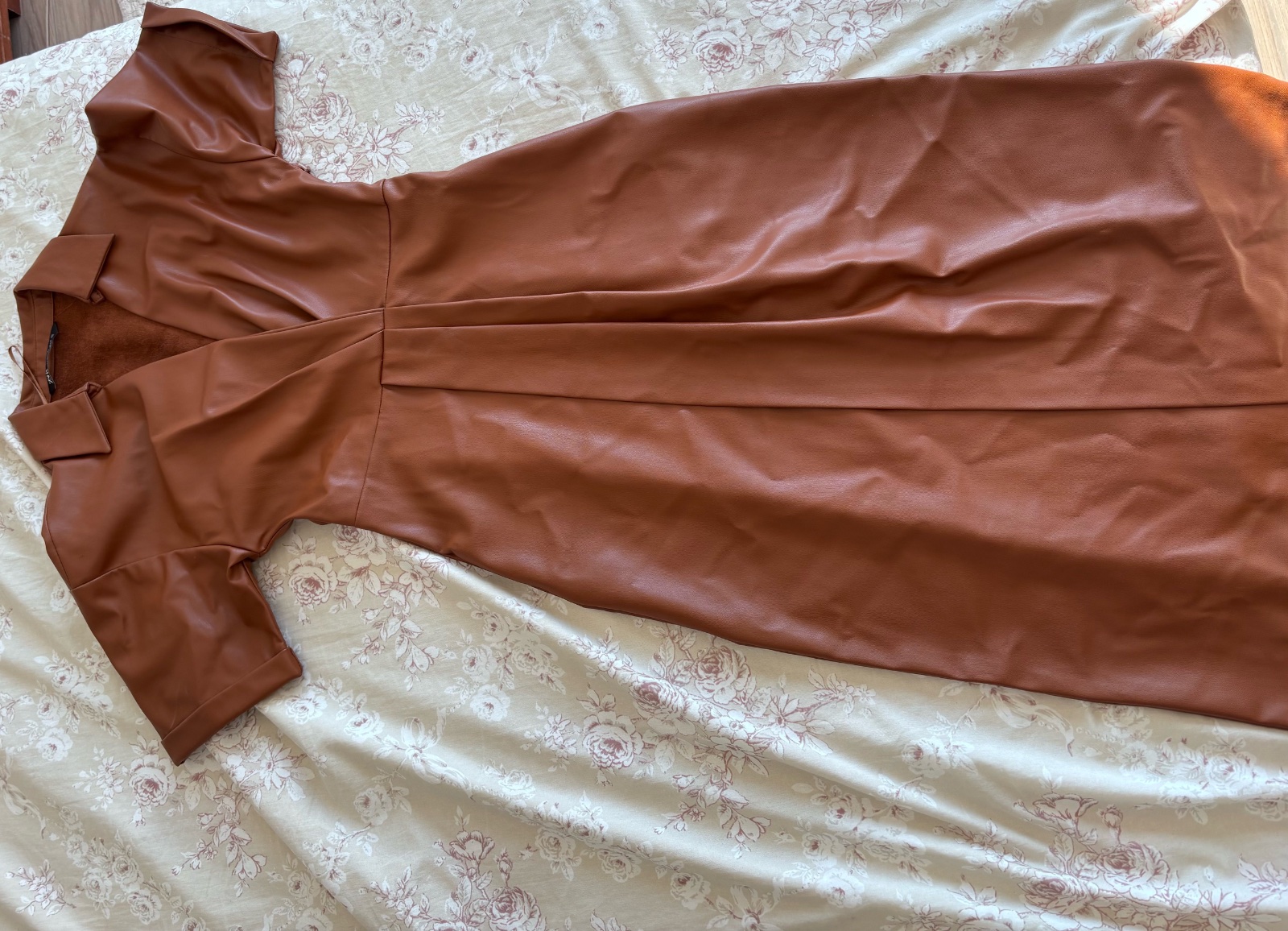 Robe cuir tendance avec longue fante
