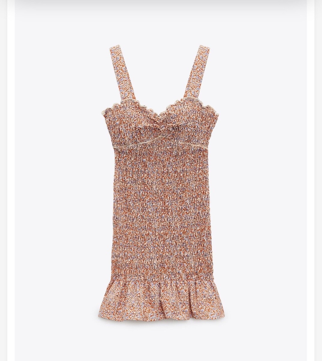 Une robe d'été à motif floral de couleur orange et violette, de la marque Zara, avec un design froncé sur le buste
